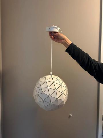 Mooie witte hanglamp beschikbaar voor biedingen
