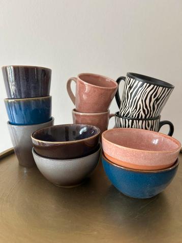 Setje divers servies beschikbaar voor biedingen