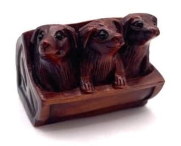Netsuke van 3 honden in een mandje beschikbaar voor biedingen