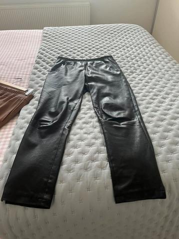 Mooie leren broek van  DNA maat 36/38 beschikbaar voor biedingen