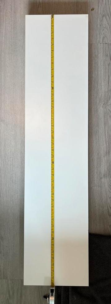 Witte plank beschikbaar voor biedingen