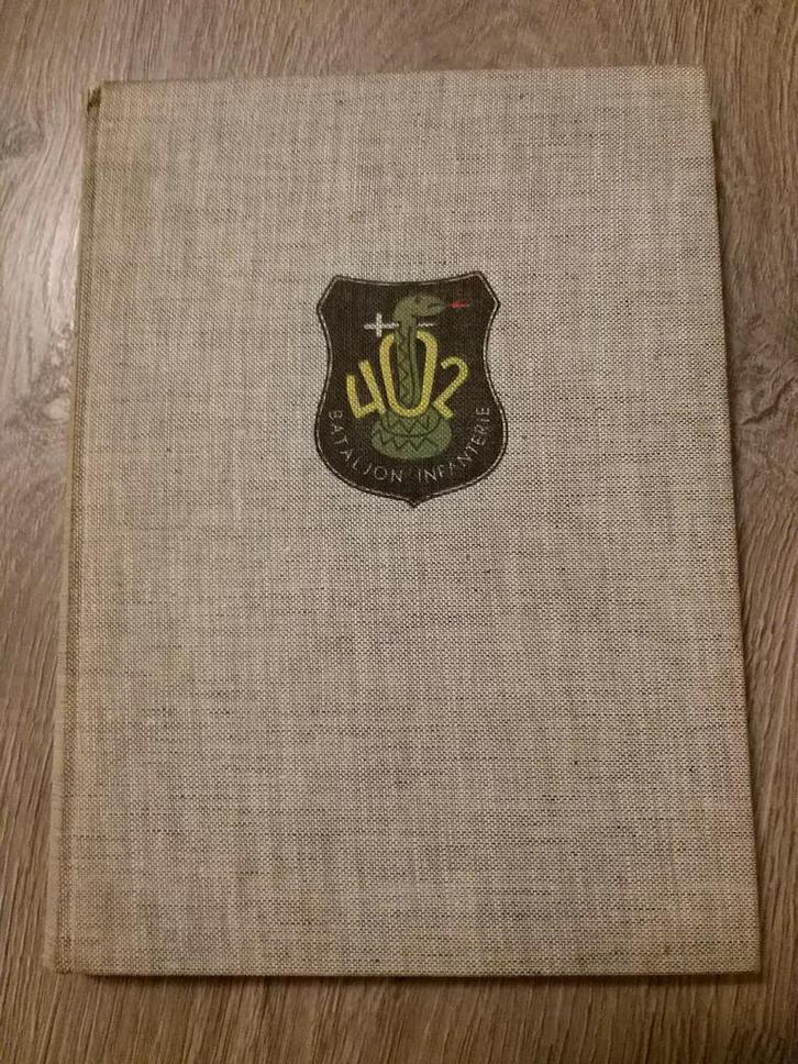 Boek 402 bataljon infanterie nederlandsch indie, Verzamelen, Militaria | Algemeen, Landmacht, Embleem of Badge, Nederland, Ophalen of Verzenden
