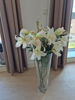Hoge glazen vaas met kunstbloemen, Ophalen of Verzenden, Zo goed als nieuw