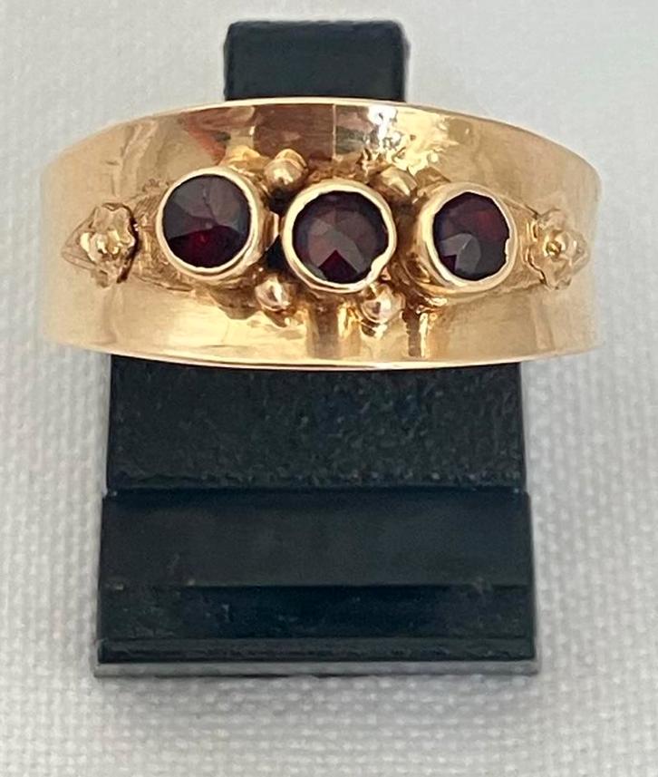 Gouden bandring met 3 granaten, Sieraden, Tassen en Uiterlijk, Ringen, Gebruikt, Dame, 18 tot 19, Goud, Ophalen of Verzenden
