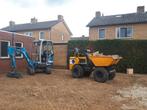 Minigraver met machinist voor grondwerk of  tuin leegruimen.