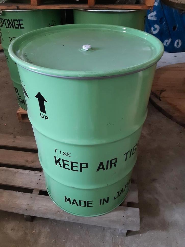 200 Liter Vaten/Tonnen - Ideaal voor Diverse Toepassingen, Tuin en Terras, Bloembakken en Plantenbakken, Gebruikt, Metaal, Binnen