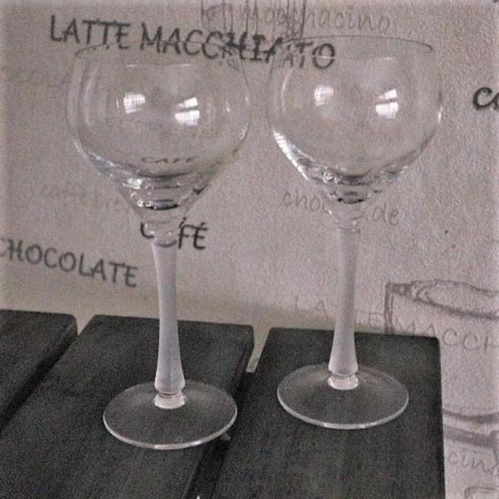 Wijnglazen met steel van frozen glass set van 2, Huis en Inrichting, Keuken | Servies, Gebruikt, Glas of Glazen, Overige stijlen