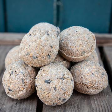 Vetbollen mezenbollen voor buitenvogels 100 stuks beschikbaar voor biedingen