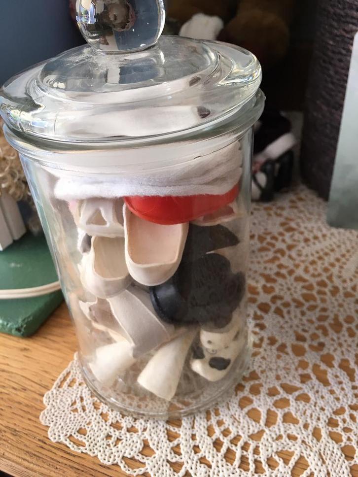 Glazen pot met heel veel poppen schoentjes/ sokjes/klompjes., Antiek en Kunst, Antiek | Speelgoed, Ophalen of Verzenden