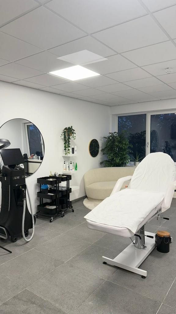 BEHANDELRUIMTE TE HUUR, Ophalen of Verzenden, Zo goed als nieuw, Zwart