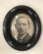 Oud ovaal fotolijstje met bol glas en oude foto, Ophalen of Verzenden