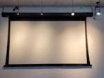 Elektrisch projectiescherm 250x130, izgs, Ophalen, Zo goed als nieuw