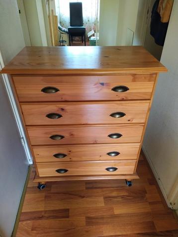 Leuke ladenkast. 5 lades.
79 x 43 x 97 cm.
Met wieltjes.
 beschikbaar voor biedingen