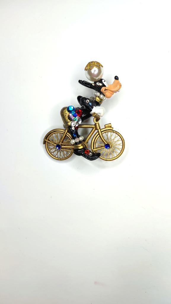 Broche van Goofy op een goude fiets, parels en kleurrijk, Sieraden, Tassen en Uiterlijk, Broches, Gebruikt, Overige materialen
