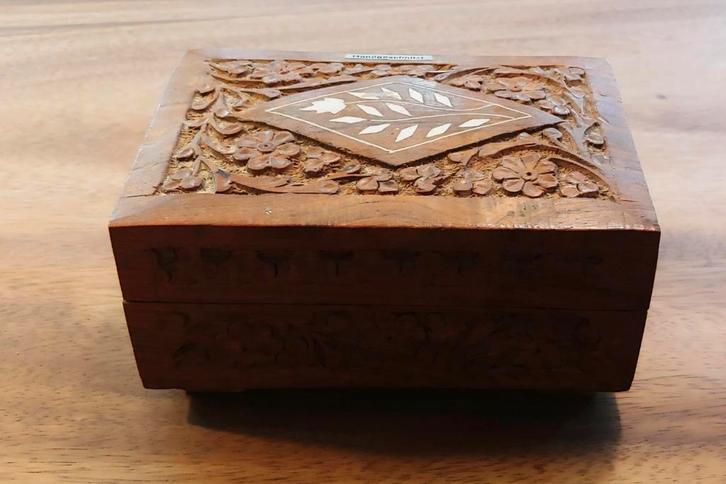 Houten sieradendoosje met houtsnijwerk, Antiek en Kunst, Antiek | Overige Antiek, Ophalen of Verzenden