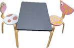 Leuk (krijt) tafeltje met 2 houten dierenstoeltjes, Kinderen en Baby's, Kinderkamer | Overige Meubels, Gebruikt, Ophalen of Verzenden