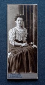 Carte de Visite - Dame met mooie bloes ( smal ), Verzamelen, Gebruikt, Verzenden, Foto, Klederdracht