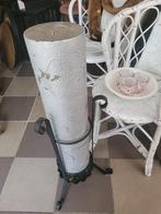 80 cm hoge kaars in gietijzeren staander vintage, Huis en Inrichting, Woonaccessoires | Kandelaars en Kaarsen, Belle Vieille Brocante