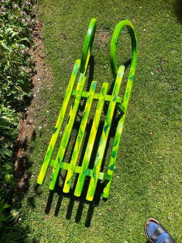 Hippe slee in geel en groen beschikbaar voor biedingen