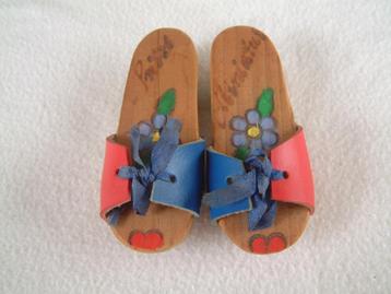 houten  mini schoentjes  souvenir Zwitserland beschikbaar voor biedingen