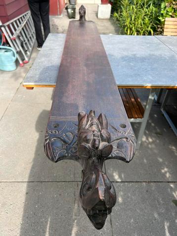 Antiek Chinees houtsnijwerk van twee drakenkoppen beschikbaar voor biedingen