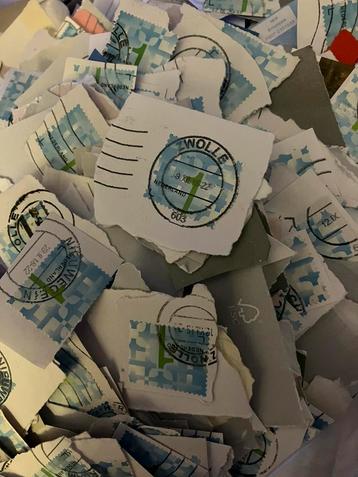 300 postzegels blauw/groene 1tjes gestempeld en op papier beschikbaar voor biedingen