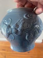 Paars/blauwe Chinese monochrome vaas met reliëf, Antiek en Kunst, Antiek | Vazen, Ophalen of Verzenden
