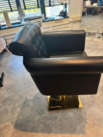 Zwarte Kappersstoel met Gouden Voet beschikbaar voor biedingen