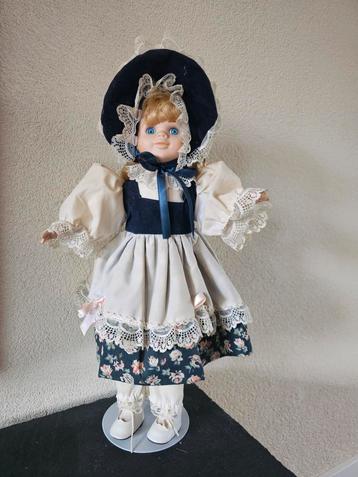 Vintage Porseleinen Pop beschikbaar voor biedingen