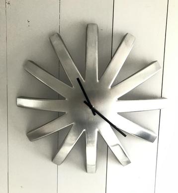 Umbra Burst design wandklok € 20,- beschikbaar voor biedingen