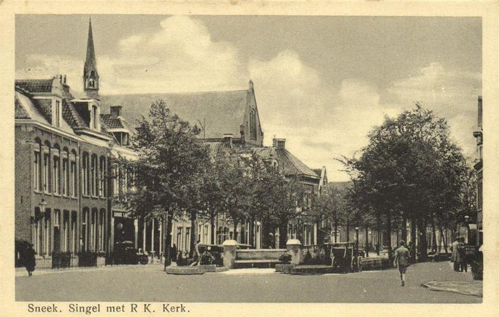 Sneek. Singel met R.K. Kerk. - 1934 gelopen, Verzamelen, Ansichtkaarten | Nederland, Gelopen, Friesland, Voor 1920, Ophalen of Verzenden