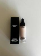 Mac Studio Waterweight foundation NW15 NIEUW, Ophalen of Verzenden, Nieuw, Beige, Gehele gezicht