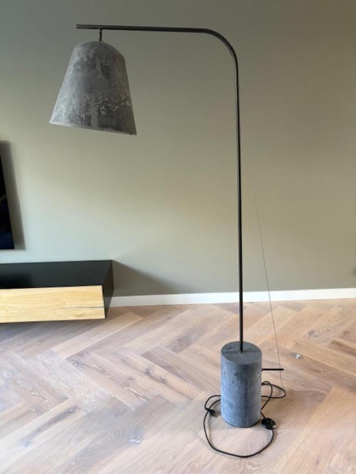 Design - NORR11 Line Floor Lamp - LINE TWO - Oxidized, Huis en Inrichting, Lampen | Vloerlampen, Zo goed als nieuw, 150 tot 200 cm
