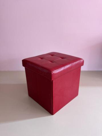 Vintage Opberg/Zitpoef – Rood Kunstleer beschikbaar voor biedingen