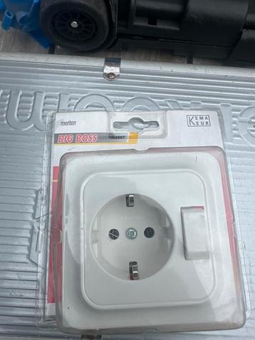 Merten Stopcontact Nieuw beschikbaar voor biedingen