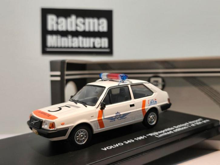 Volvo 343 1981 Rijkspolitie Schiphol - 1:43 Triple9, Hobby en Vrije tijd, Modelauto's | 1:43, Nieuw, Auto, Overige merken, Ophalen of Verzenden