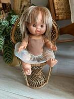 Minikane doll zoë met rotan stoeltje en kleding, Ophalen of Verzenden, Zo goed als nieuw, Pop