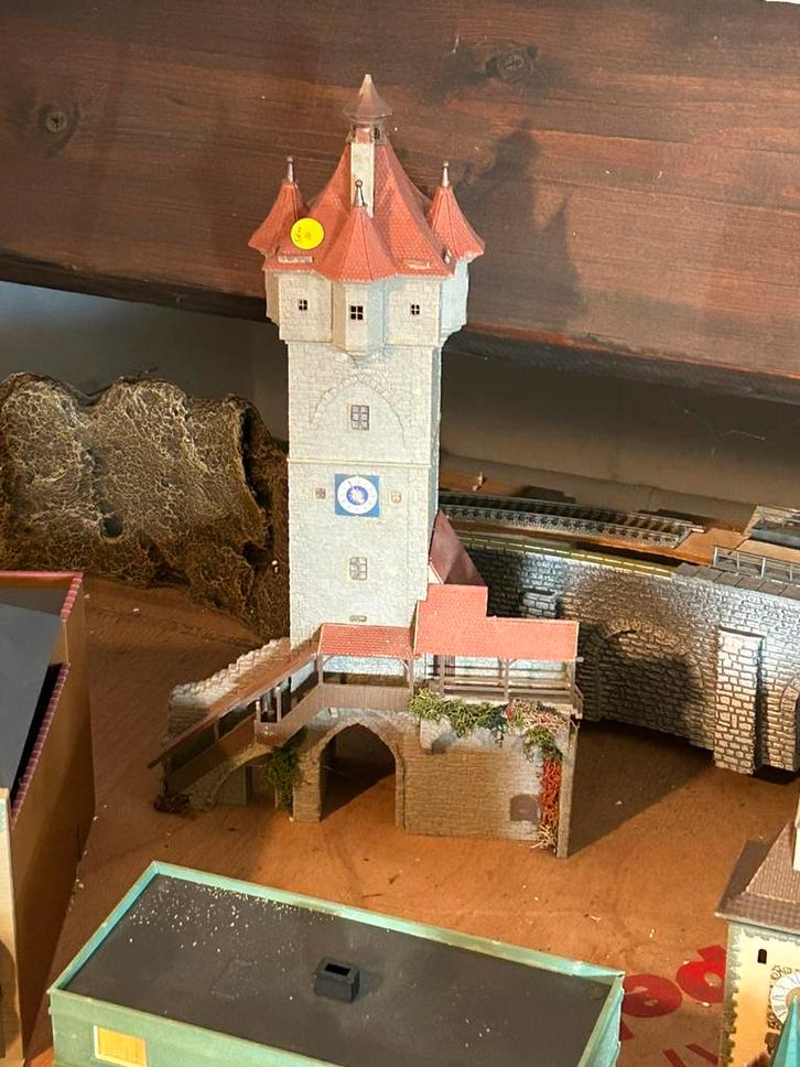 ALLES MOET WEG -GEBOUWEN (1), Hobby en Vrije tijd, Modeltreinen | H0, Zo goed als nieuw, Brug, Tunnel of Gebouw, Gelijkstroom of Wisselstroom