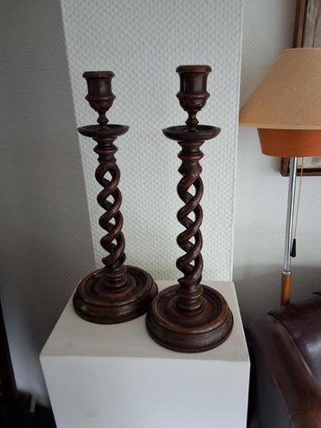 2 Engelse antieke twisted kandelaars massief hout beschikbaar voor biedingen