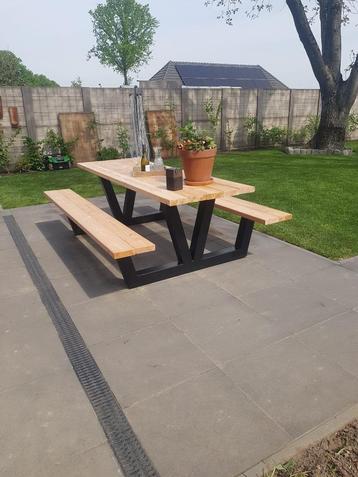 Robuuste Tuintafel / Picknicktafel beschikbaar voor biedingen
