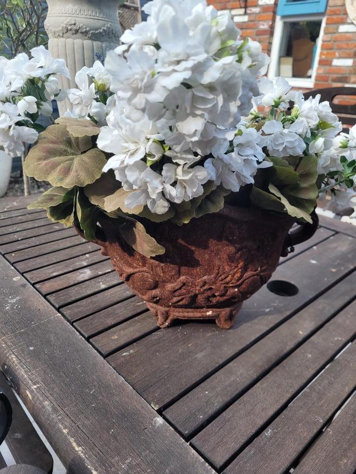 gietijzeren jardiniere met geraniums, Tuin en Terras, Tuinvazen, Zo goed als nieuw, Ophalen of Verzenden