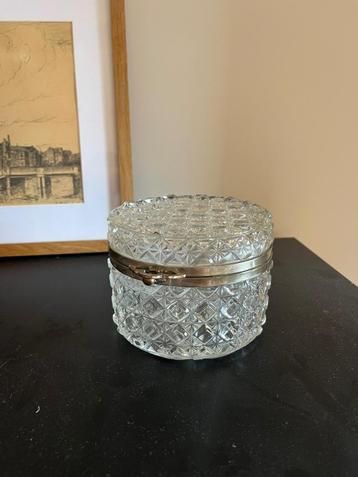 Vintage glazen kistje met metalen sluiting, geslepen glas beschikbaar voor biedingen
