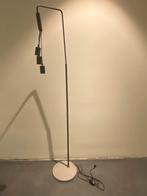 It’s about RoMi Citylights staande lamp beton & zwart metaal, Huis en Inrichting, Lampen | Vloerlampen, Ophalen, Gebruikt, Metaal