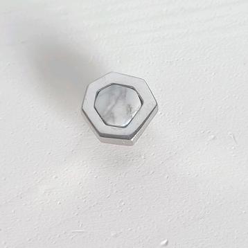Zilverkleurige Melano vivid heptagon howlite beschikbaar voor biedingen
