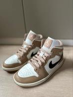 Dames Nike Air Jordan 1 mid beige maat 38 NIEUW, Ophalen of Verzenden, Zo goed als nieuw, Beige, Sneakers of Gympen