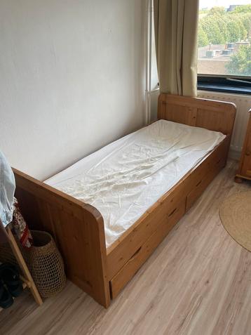 Eénpersoons bed met lades