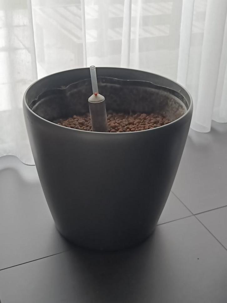 Grote pot (42cm) met hydrokorrels en watermeter, Tuin en Terras, Bloempotten, Gebruikt, Kunststof, Binnen, Balkon, Tuin, Minder dan 40 cm