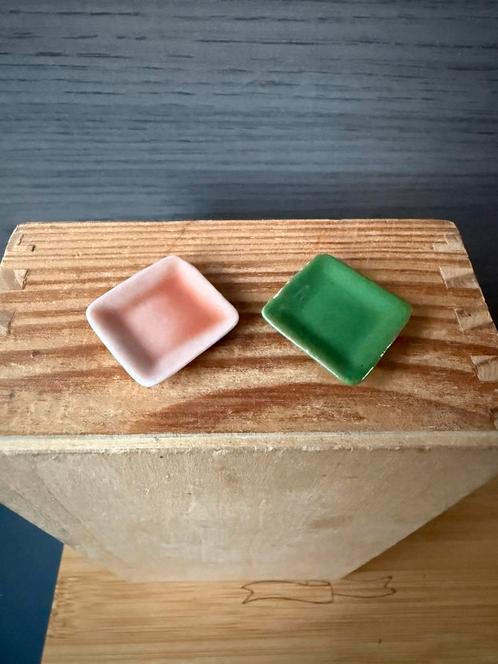 2x bord zalm en groen - 2.2cm - porselein, Verzamelen, Poppenhuizen en Toebehoren, Zo goed als nieuw, Poppenhuis, Ophalen of Verzenden