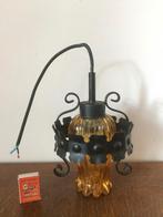 Oranje geel dik glas gietijzer hanglampje sierlijk jaren 70, Gebruikt, 50 tot 75 cm, Eyecatcher, Ophalen of Verzenden