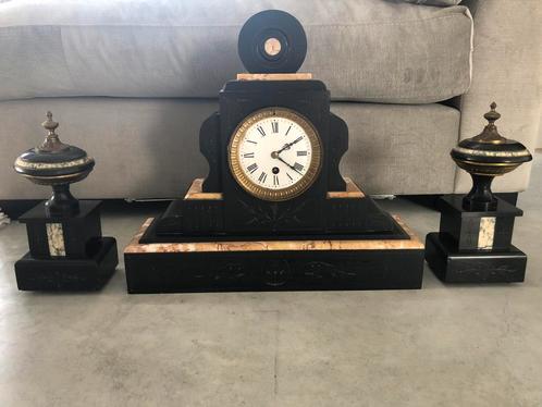 Antiek zwart marmeren schouwklok /penduleklok met zijbokalen, Antiek en Kunst, Antiek | Klokken, Ophalen